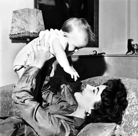 Did you know? Elizabeth Taylor wasn't just Hollywood royalty—she was a  fiercely devoted mother of four. 💜 Between movie sets and red carpets, she  raised Michael and Christopher Wilding (with actor Michael