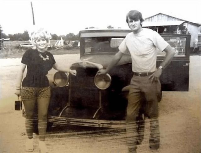 Dolly Parton and her husband Carl Dean with a vintage car in ...